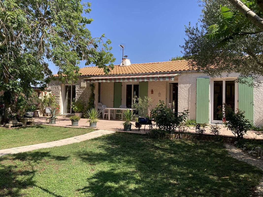 Maison Nieul sur Mer, 3 chambres, 3 garages, piscine, dépendances. - photo 4