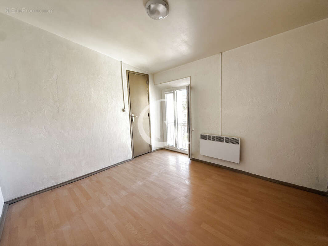 Centre ville - t1/2 en dernier etage - photo 2