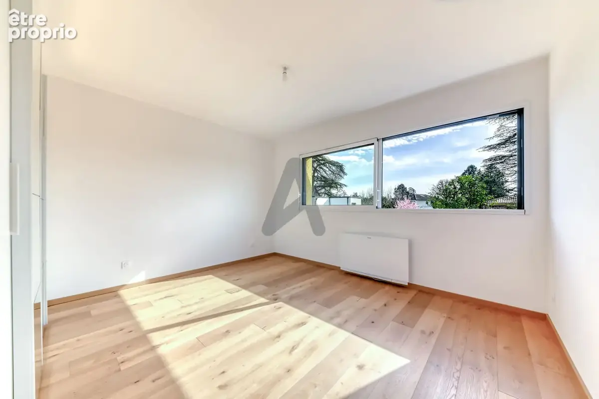 Ecully - Les Serres: Une maison contemporaine de 189m2, 5 chambres, terrasse, jardin, piscine et garage. - photo 12