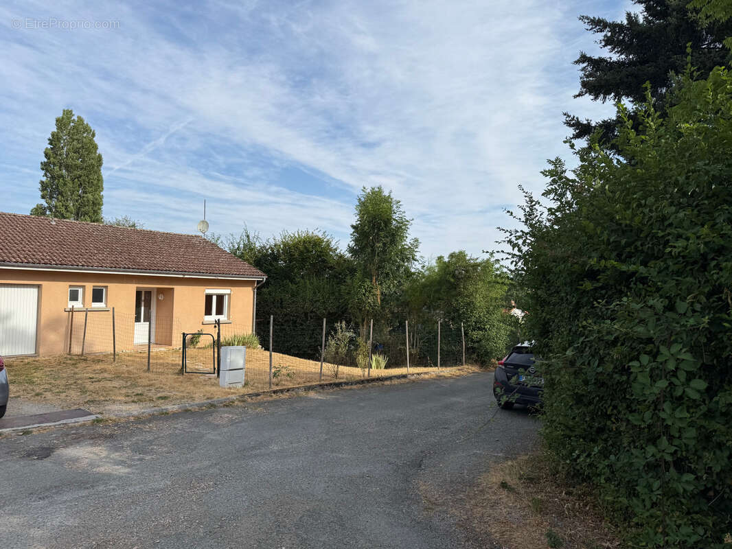 Auv 1222 : Maison de 1979, Pionsat à distance de marche, quartier arboré - photo 35