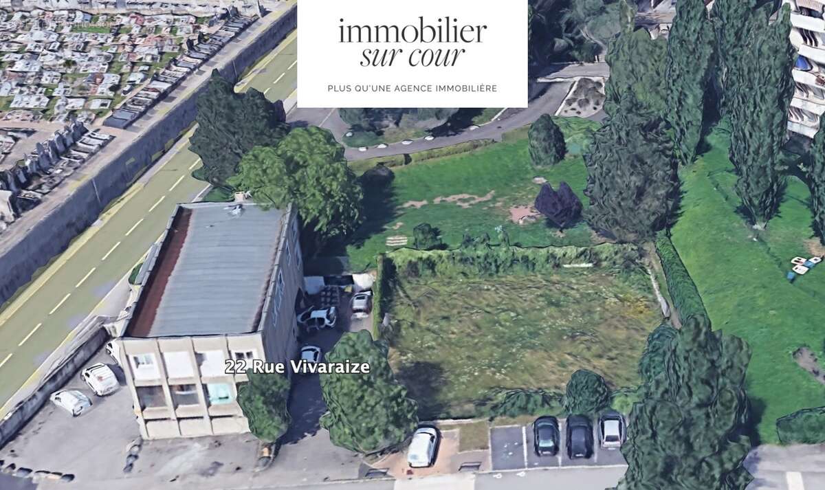 Terrain à SAINT-ETIENNE