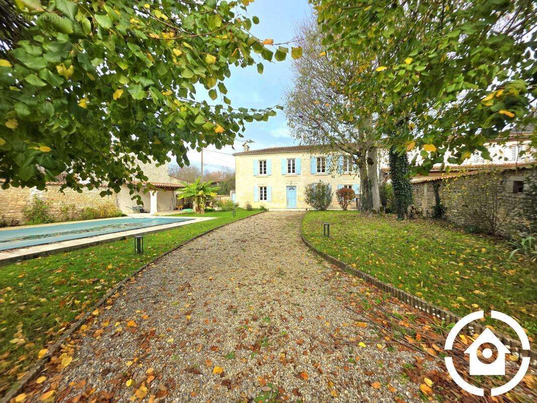 Maison à GENSAC-LA-PALLUE