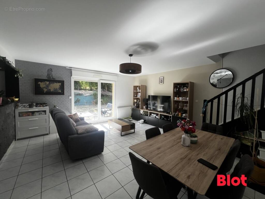 Appartement à ORGERES