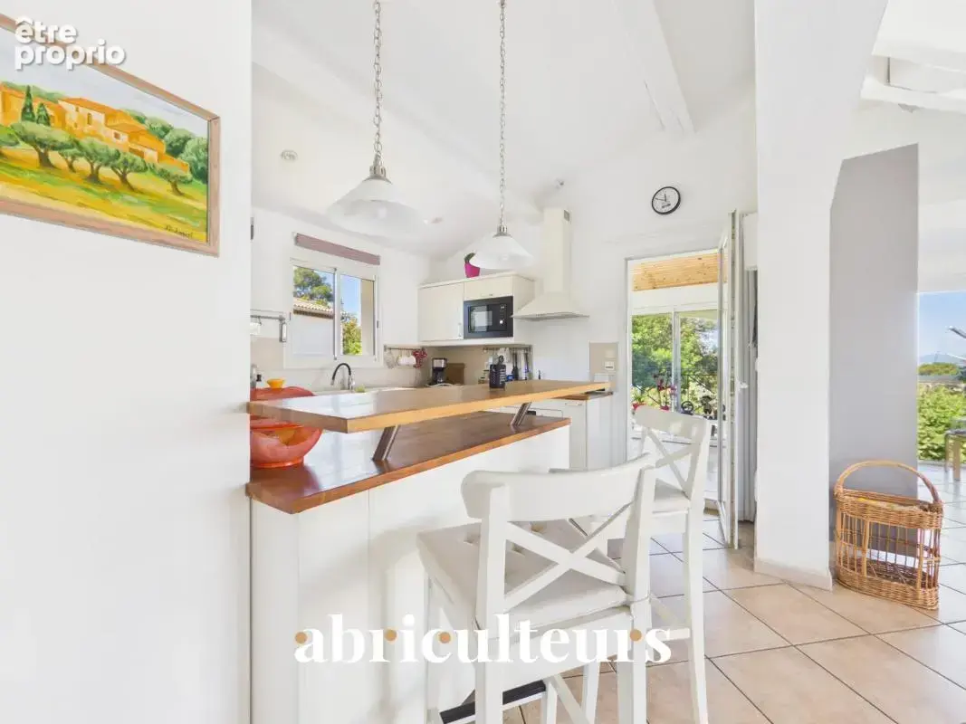 Maison avec jardin, piscine et parking en vente à  Six-Fours-les-Plages (83140) - photo 4
