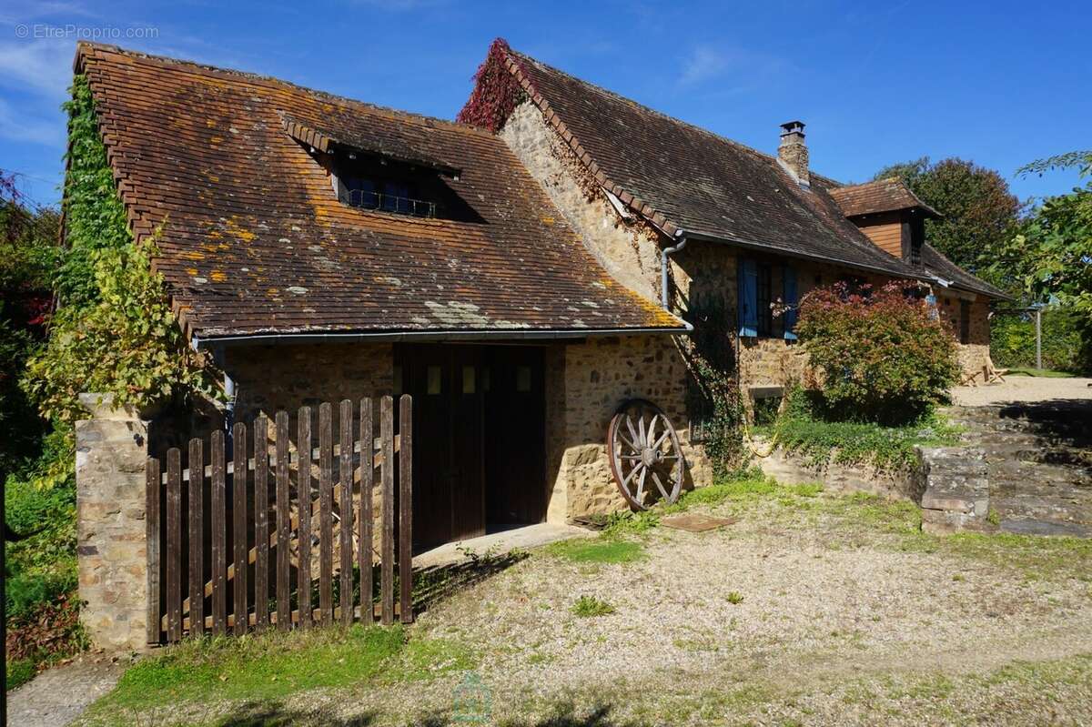 Charmant ensemble immobilier avec deux maisons et piscines au coeur du Périgord vert. - photo 5