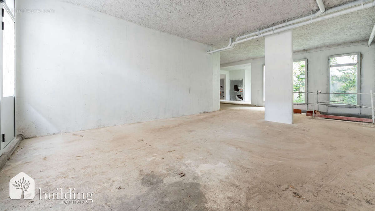 Local Commercial - Paris 17e Batignolles - 195,85 m² + 35,50m² de jardin privatif. - photo 7
