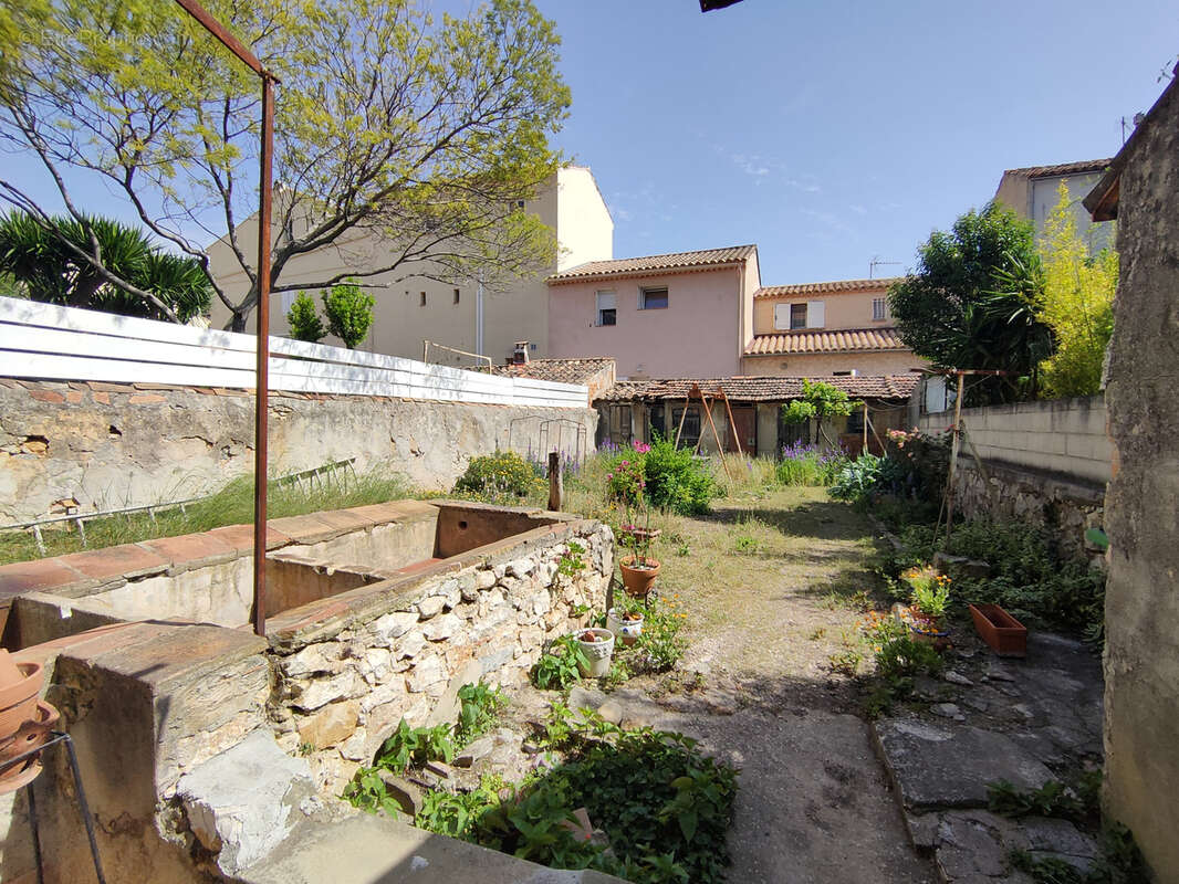 Appartement à LE REVEST-LES-EAUX
