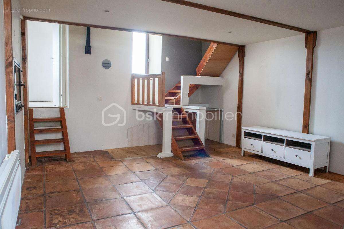 T1 atypique avec mezzanine-traversant avec vue dégagée - photo 11