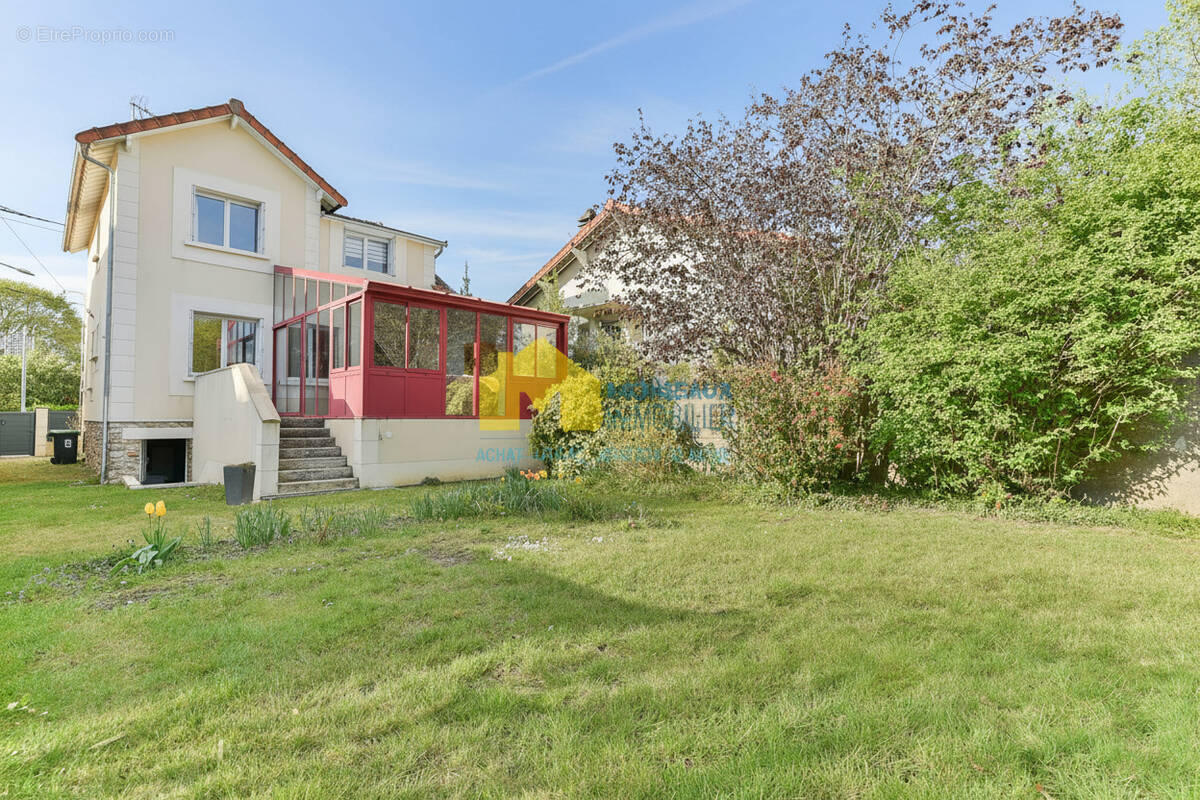 Maison à SAINTE-GENEVIEVE-DES-BOIS