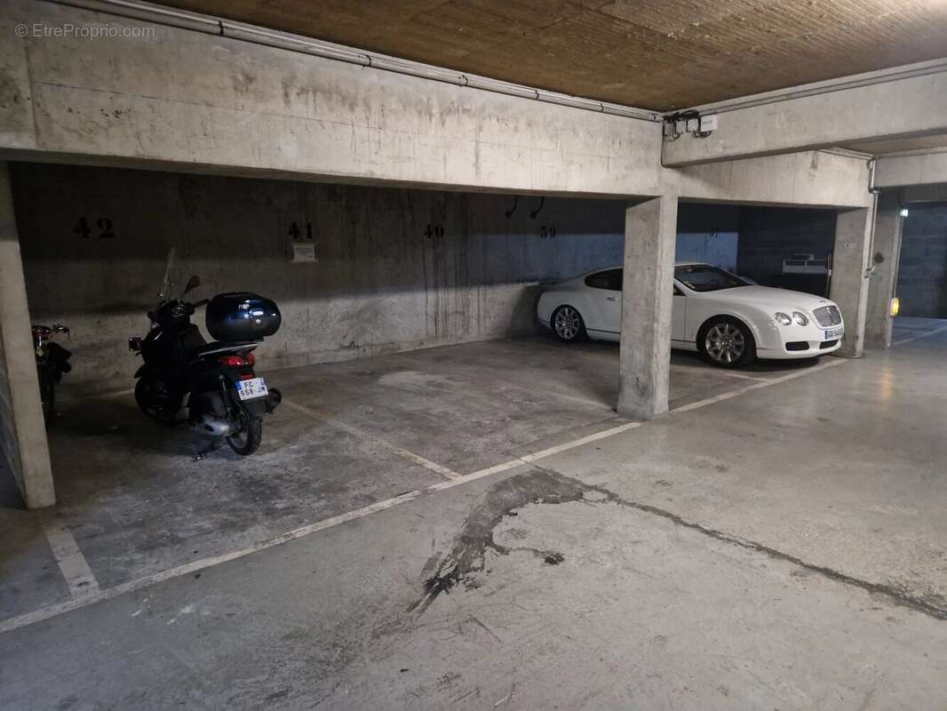 Parking à PARIS-15E