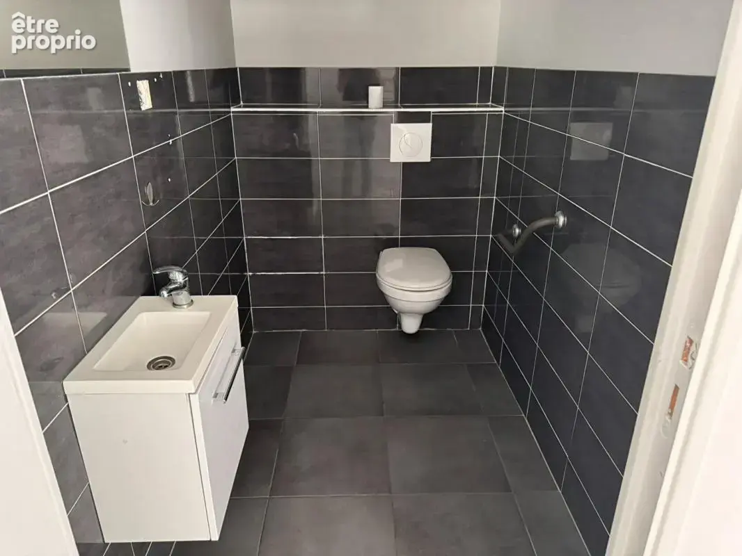 Local commercial 124 m² en emplacement stratégique, vitrine sur avenue - photo 8