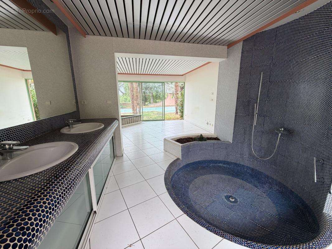 Maison d'architecte 190 m2 - 6 pieces - piscine - photo 10