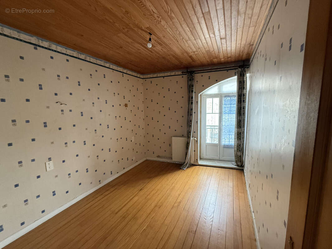 Maison à SAINT-JULIEN-CHAPTEUIL