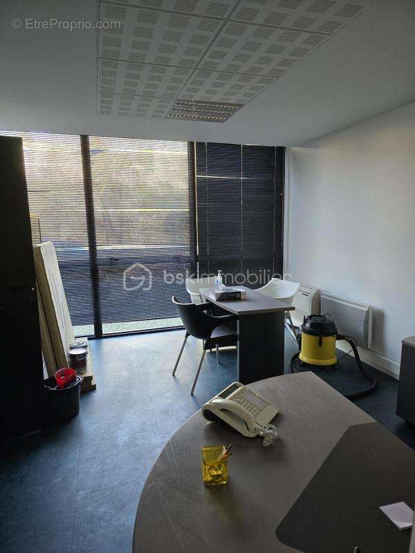 Immeuble de bureaux sur 3 niveaux avec appartement indépendant, opportunité d'investissement rare - photo 4