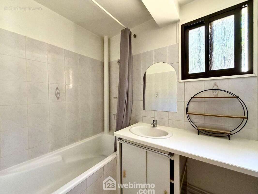 La salle de bains possède une fenêtre - Appartement à SAN-MARTINO-DI-LOTA