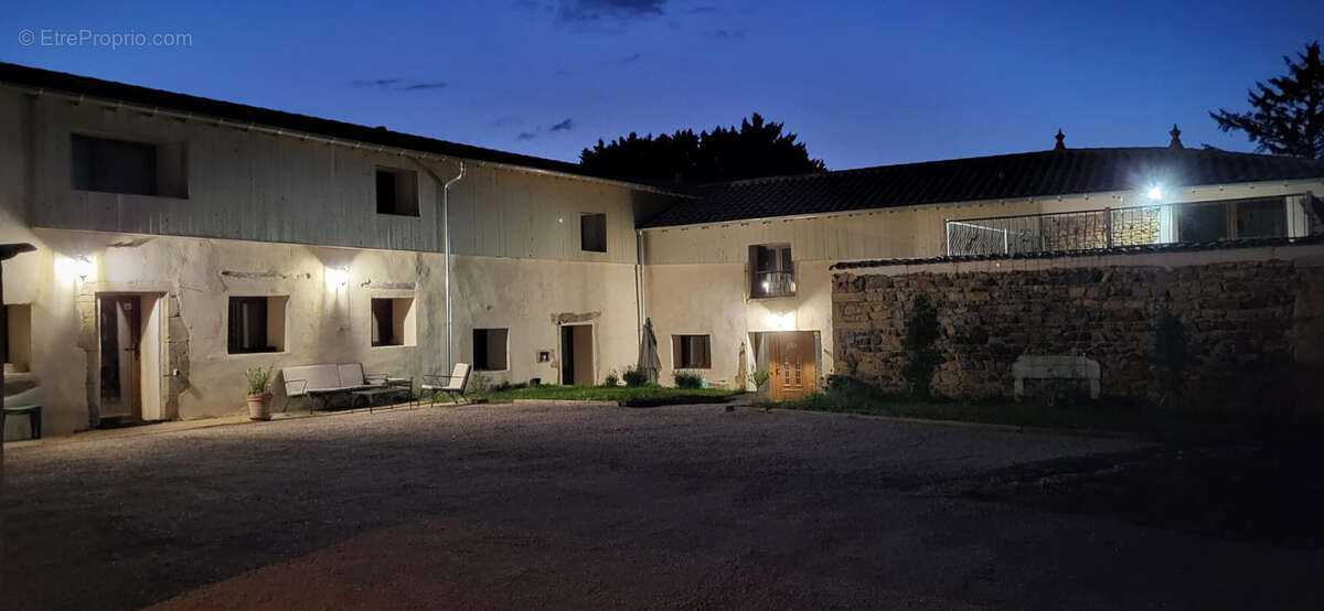 Maison à SAINT-AMOUR-BELLEVUE