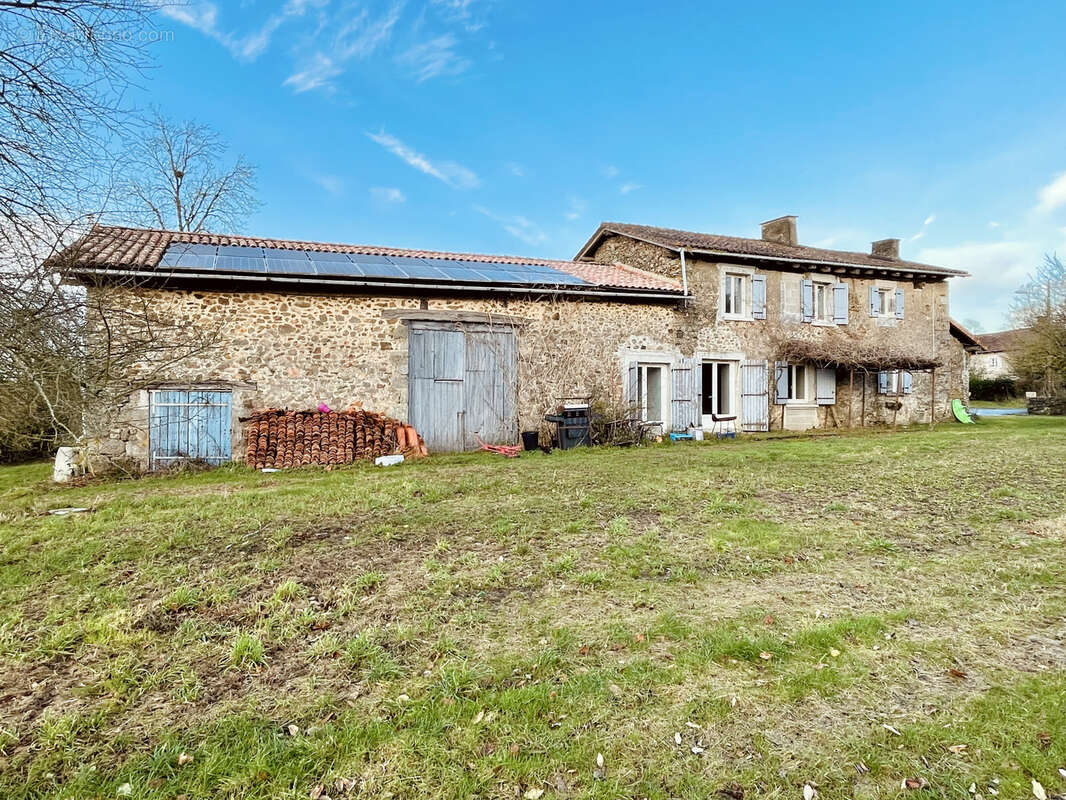 Maison à LESIGNAC-DURAND