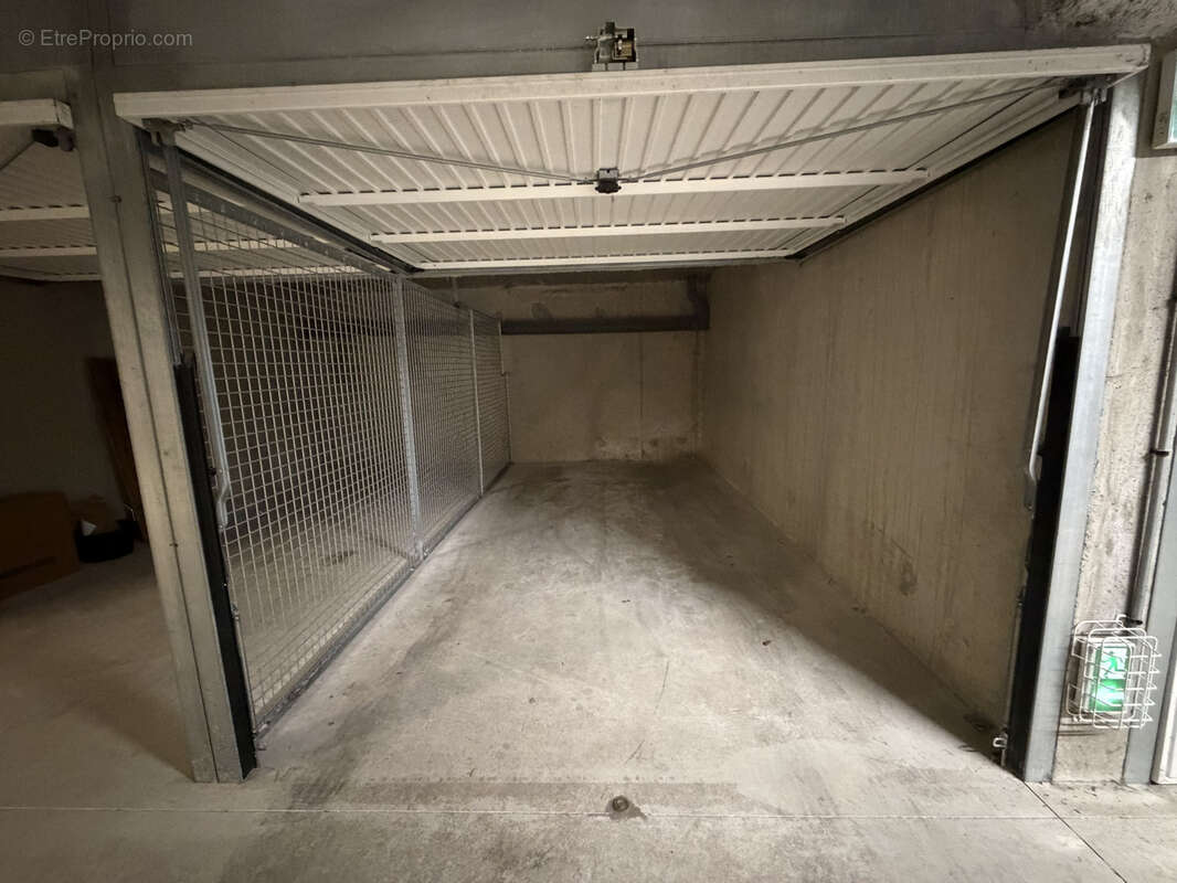 Parking à SAINT-AVE