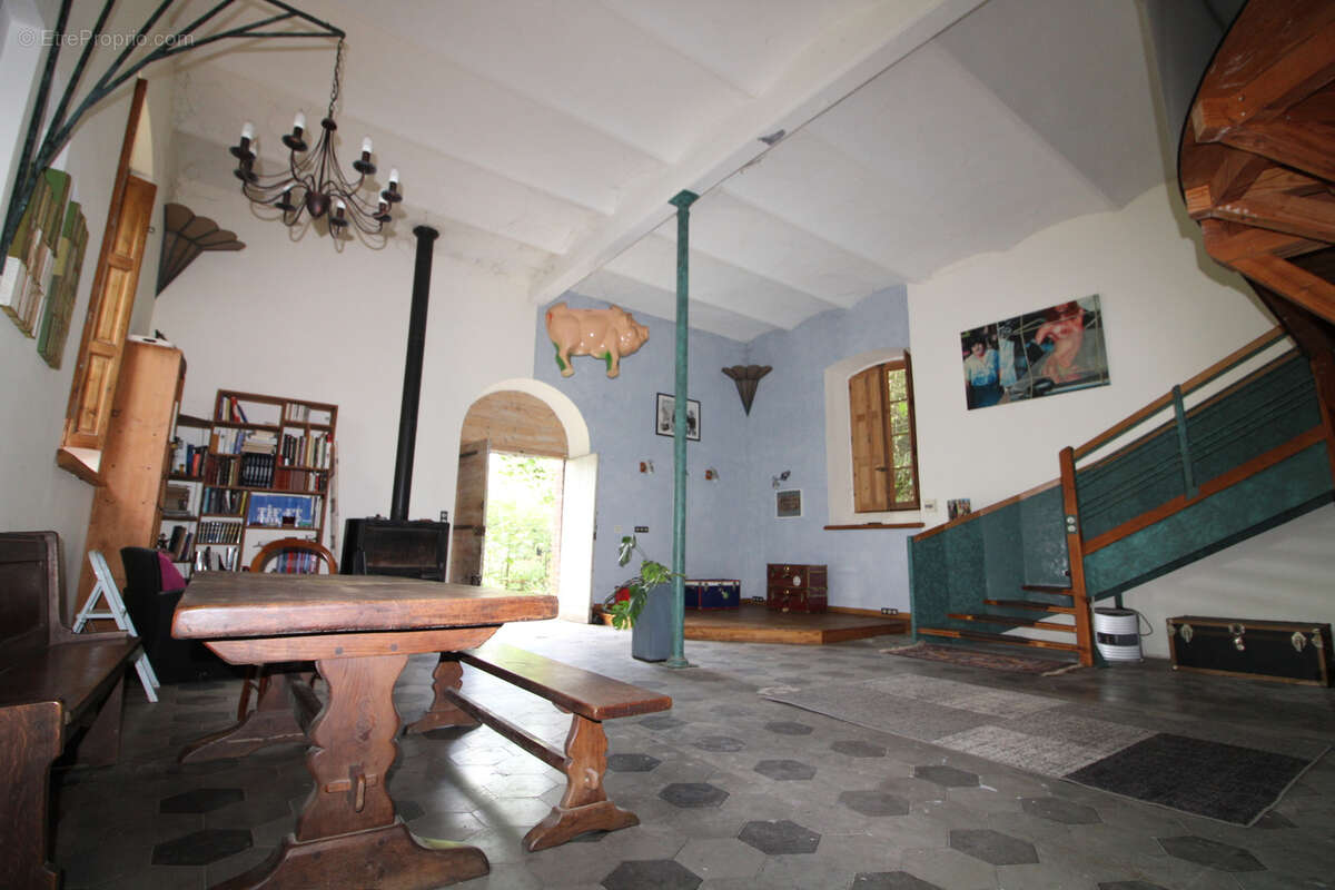 Maison de caractere d'un volume 333 m2  + dependance 86 m2. - photo 3