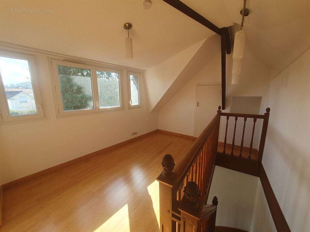 Maison à MARNES-LA-COQUETTE