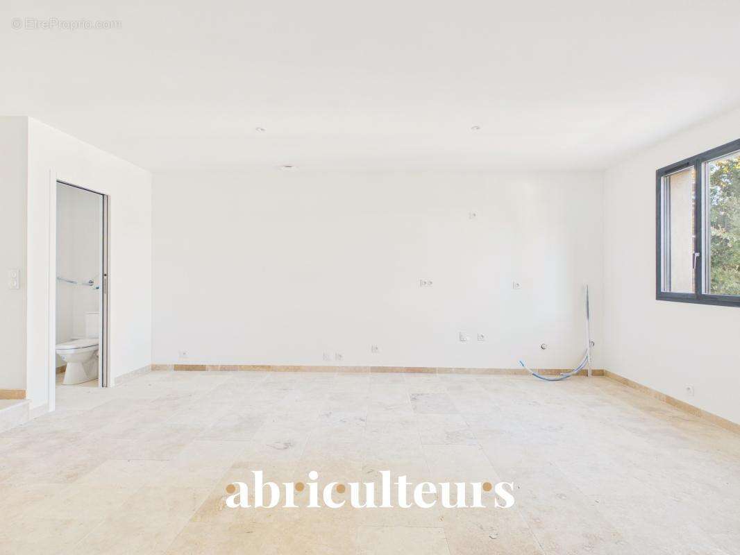 Maison de village rénovée, toutes commodités à pied en vente à Lambesc (13410) - photo 7