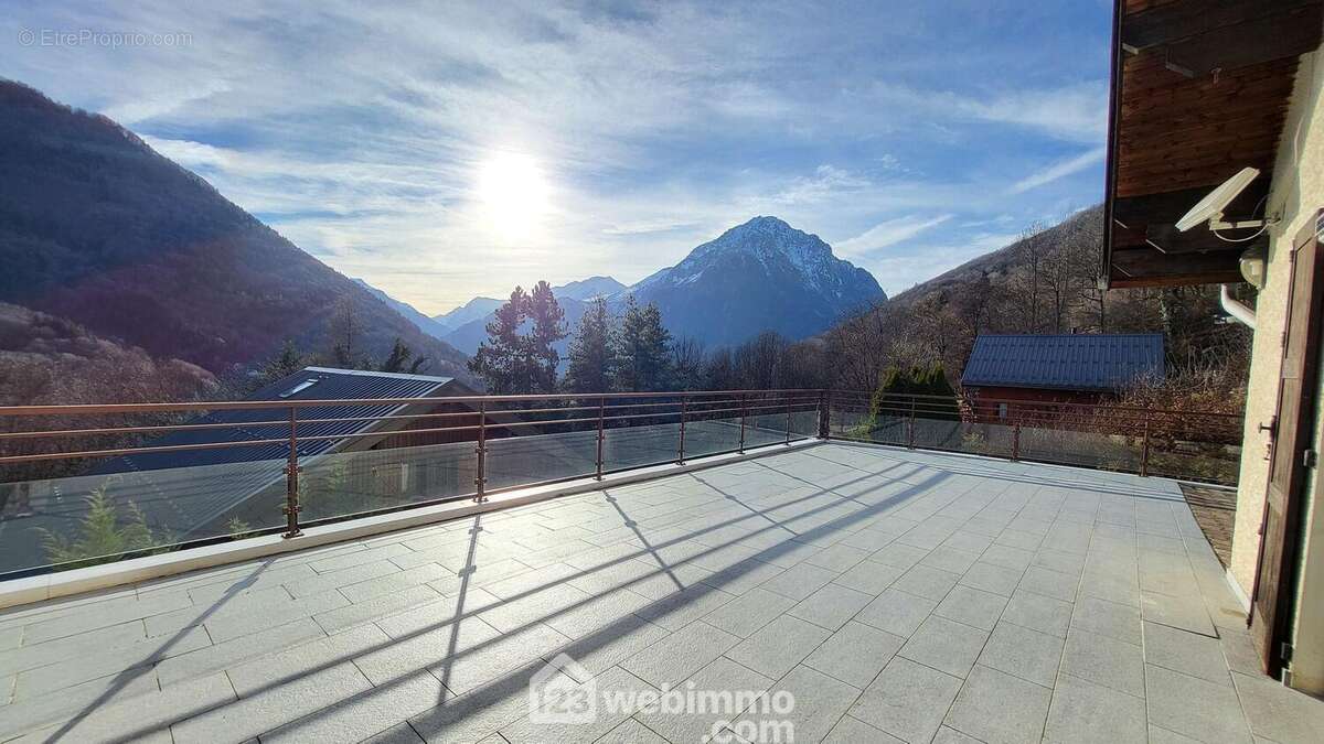 ...Qui lui permet de bénéficier d&#039;un ensoleillement maximum en hiver - Maison à ALLEMOND