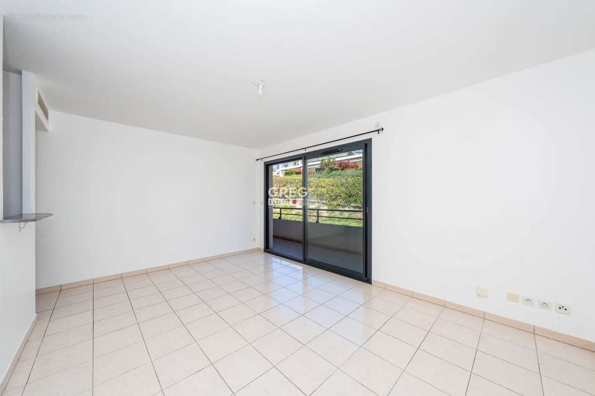 Appartement à SAINT-LAURENT-DU-VAR