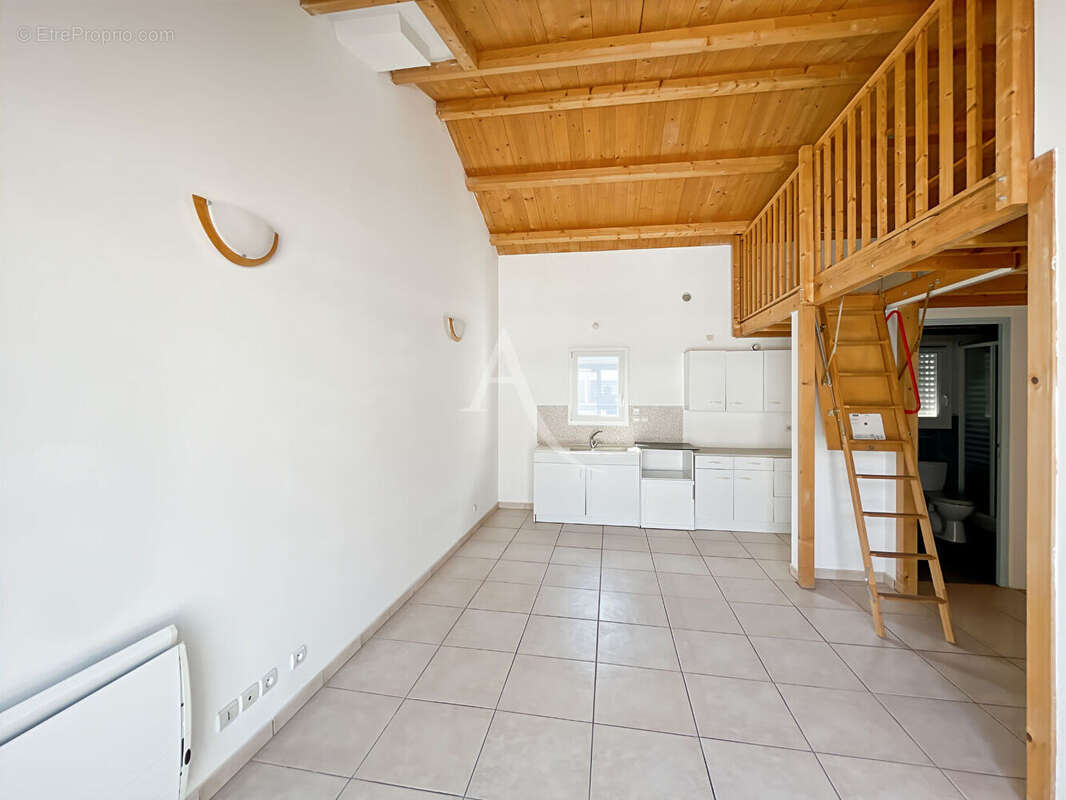 Ensemble immobilier avec local commercial en RDJ et T2 mezzanine à l'étage - photo 6
