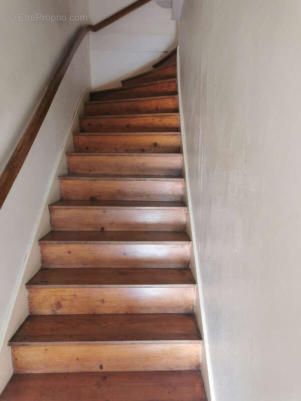 Maison à MONTAGNIEU