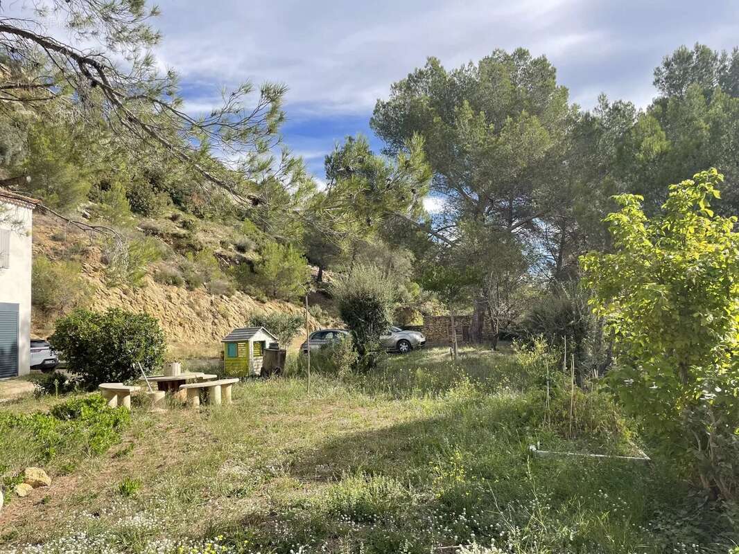 PELISSANNE Maison avec 2 logements au coeur des collines - photo 9