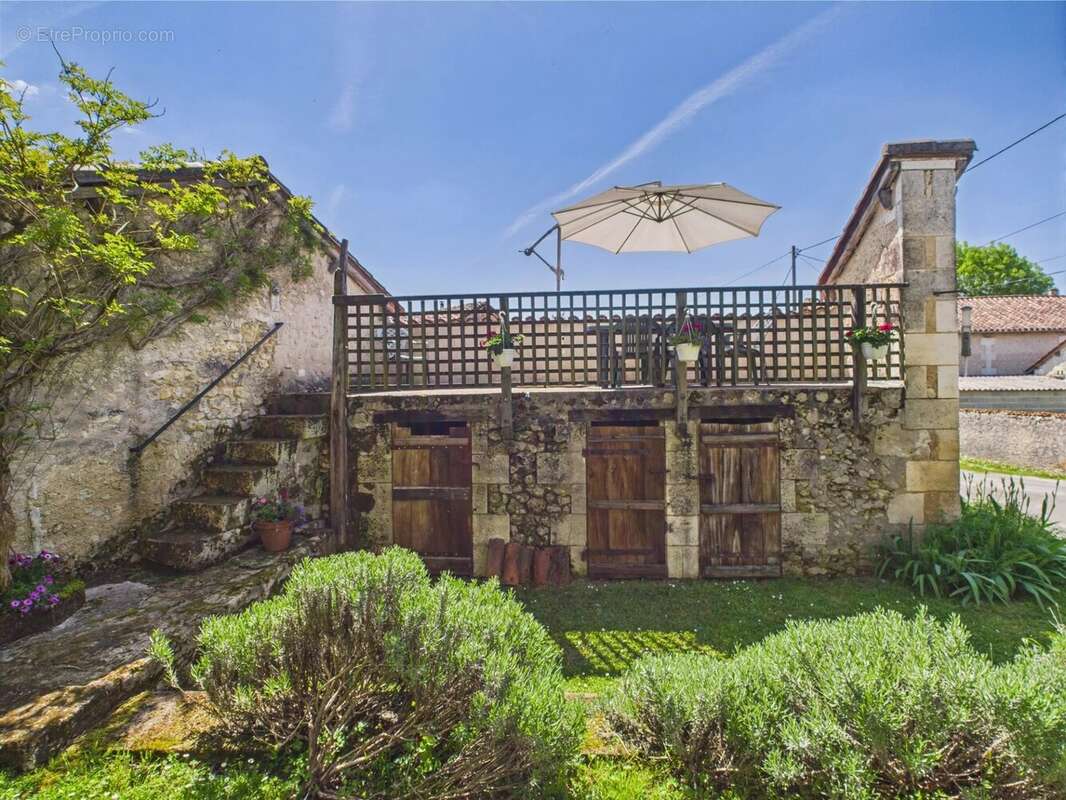 Jolie maison traditionnelle près d'un village populaire - photo 10