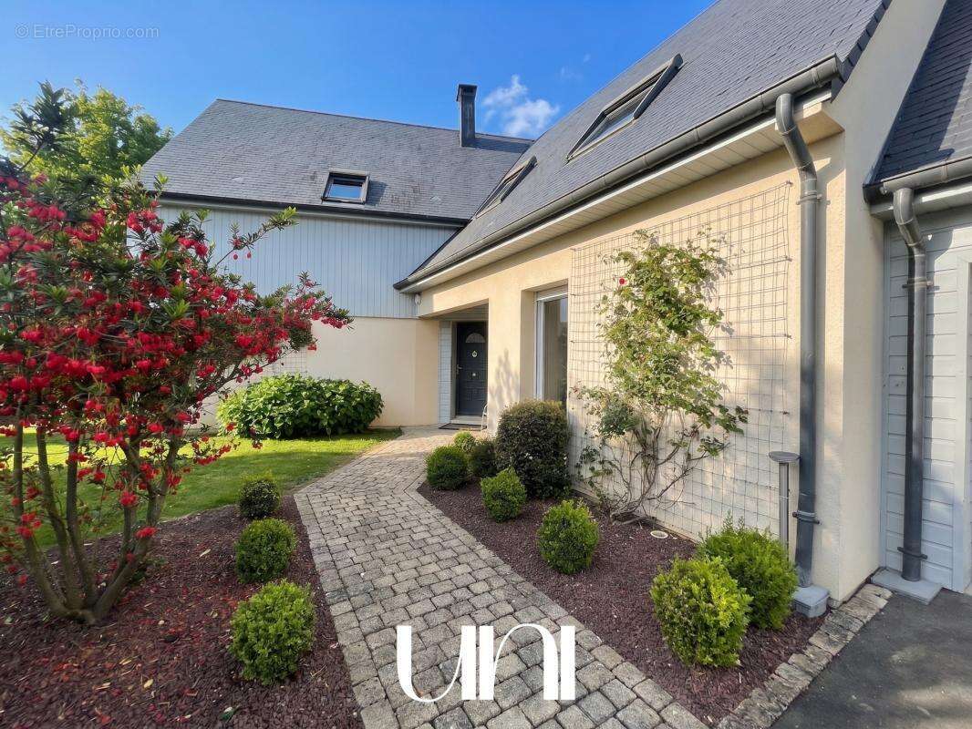 Maison 6 pièces de 210m2 avec double garage - PERIERS-SUR-LE-DAN - photo 3