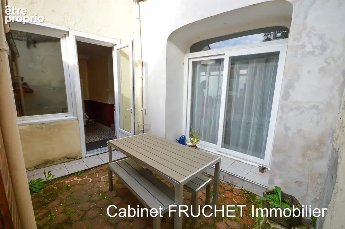 CHANTONNAY - En centre ville - Maison avec 3 chambres et extérieur - photo 9