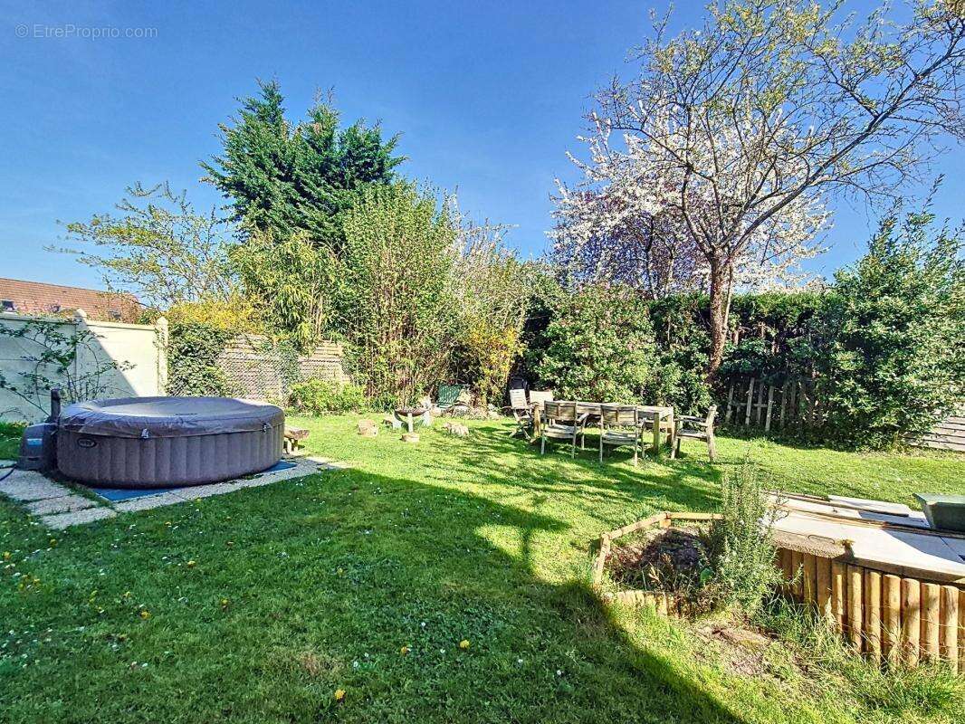 Maison à LES CLAYES-SOUS-BOIS