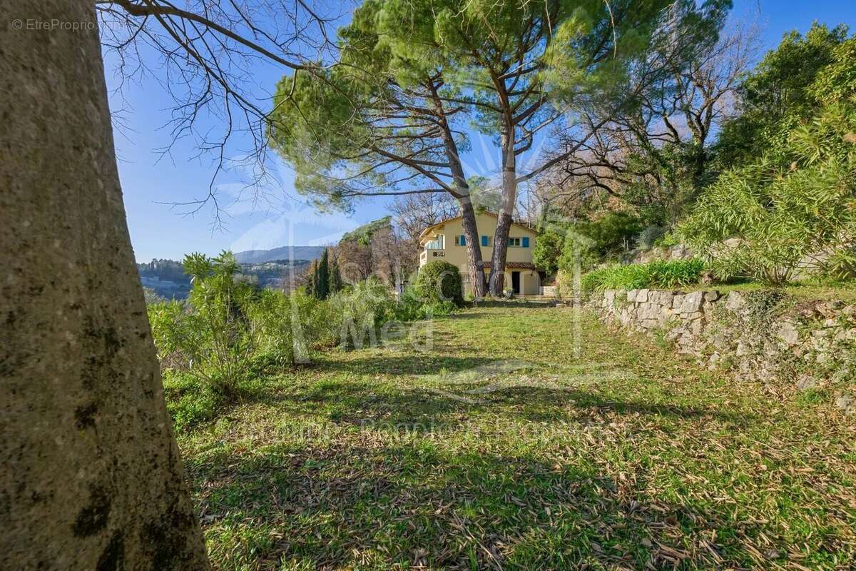 Maison à CHATEAUNEUF-GRASSE