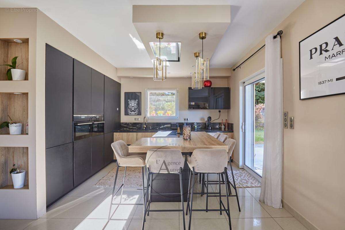 Maison à SIMIANE-COLLONGUE