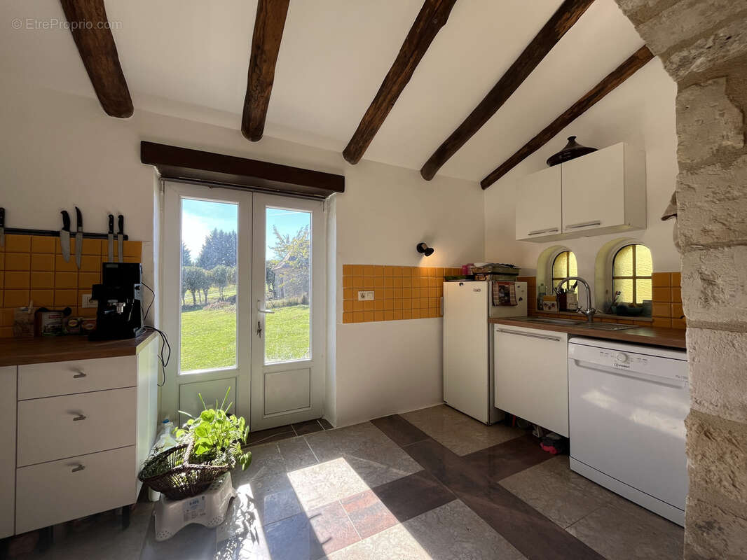 Maison en pierres avec grange sur 4500 m2 de terrain - photo 10
