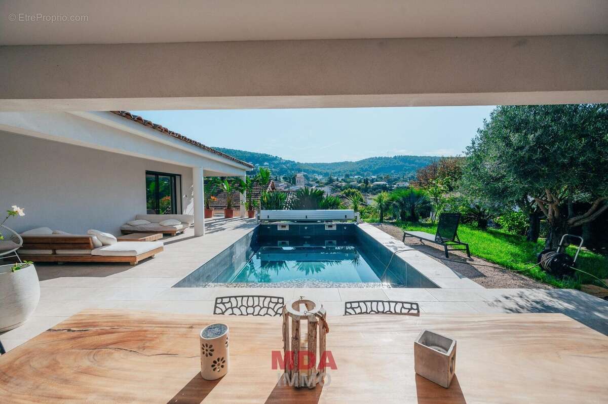 Maison à CEYRESTE