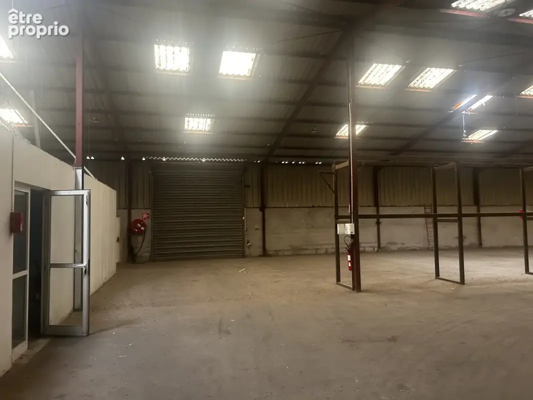 Entrepot Dépôt/Local d'activités 2 200 m2   Divisible   Proche aéroport - photo 8