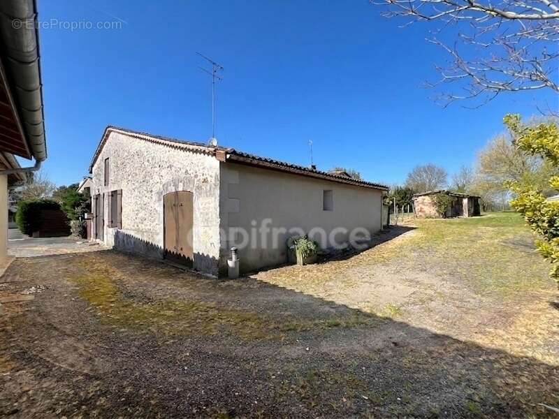 Ensemble immobilier de 131 m² - Terrain constructible et fort potentiel - Chepniers (17) - photo 7