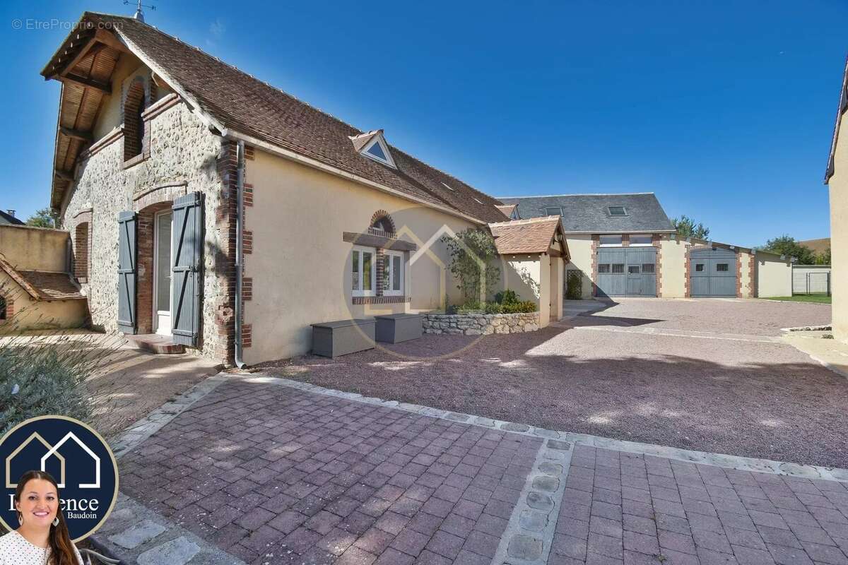 Maison à TREMBLAY-LES-VILLAGES