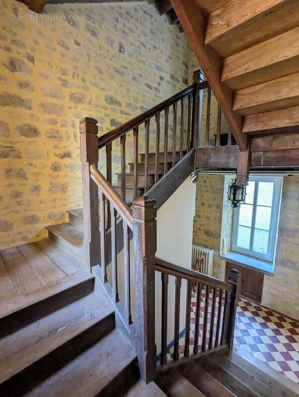 escalier - Maison à DEUX-JUMEAUX