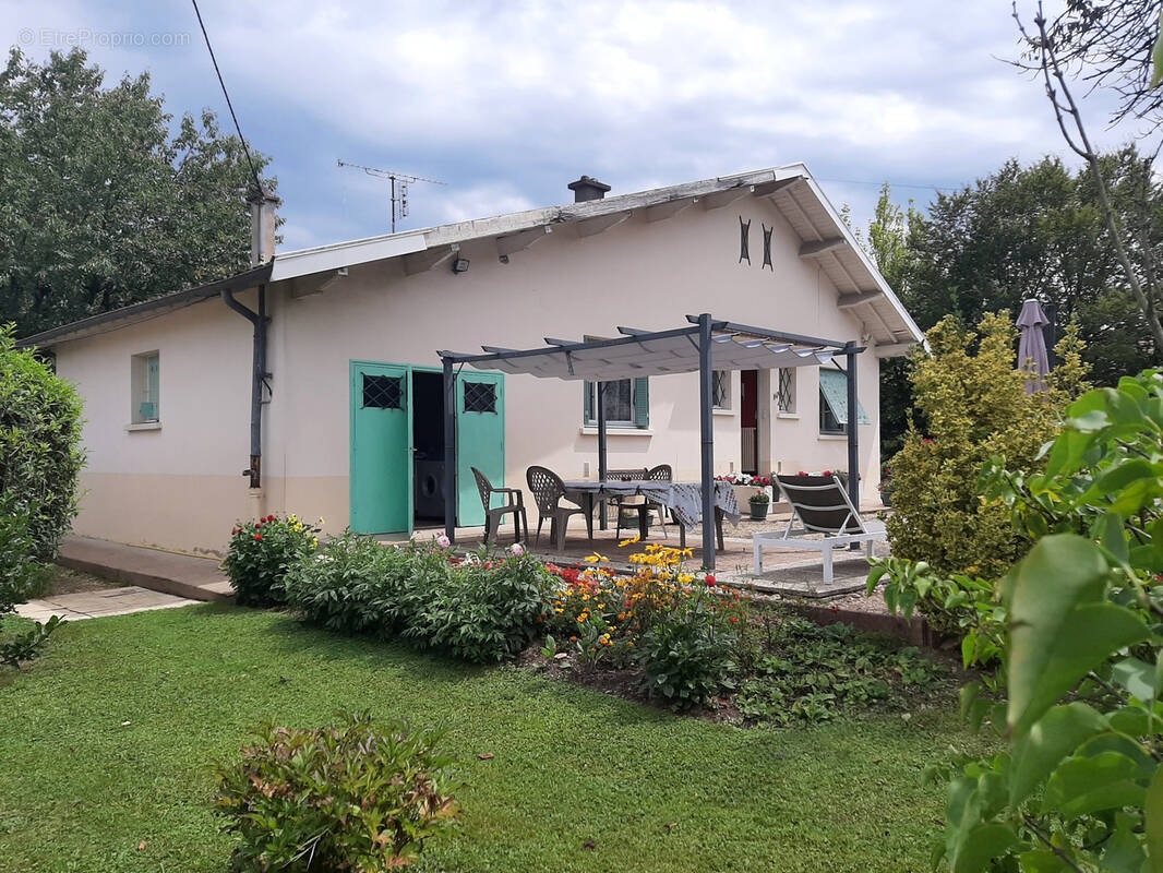 Maison à BAGE-LE-CHATEL