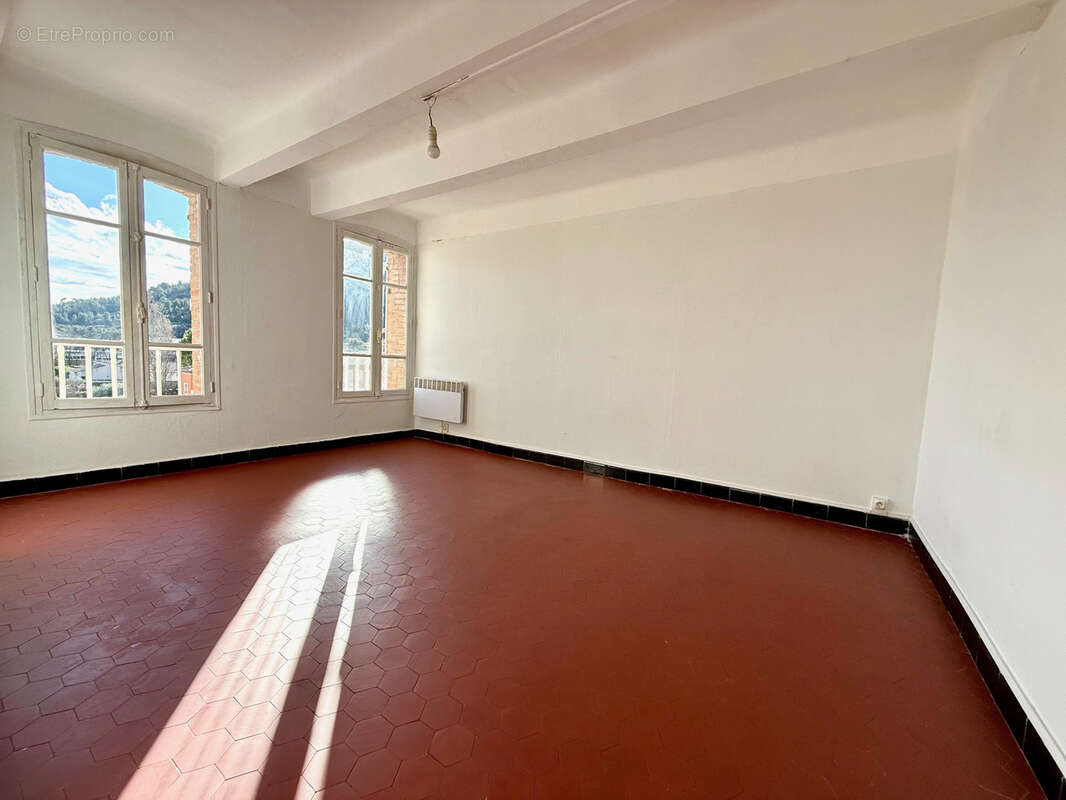 Appartement à SOLLIES-PONT