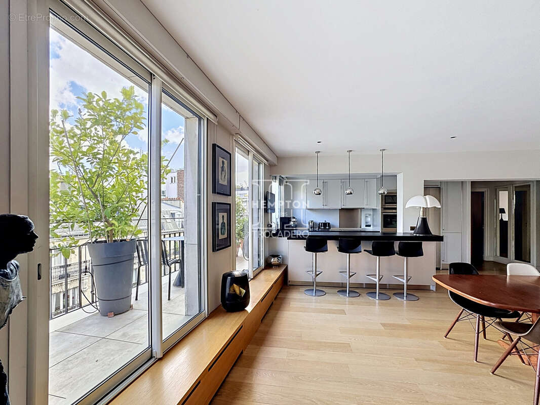 Appartement à PARIS-16E