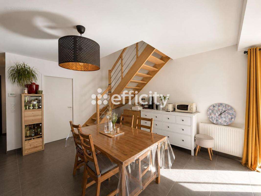 Maison 111 m² à Orgeres  - photo 4