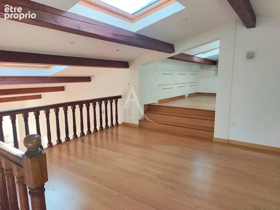 Appartement atypique au coeur du centre historique avec stationnement privatif - photo 4