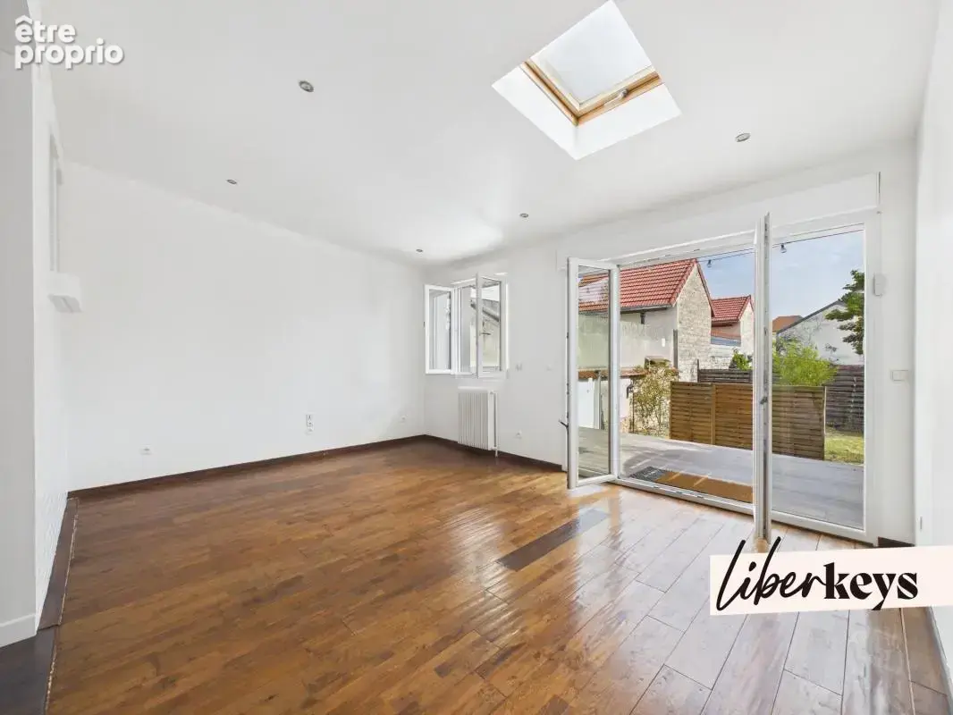 Magnifique maison de ville entièrement rénovée – 137 m² – 3 chambres – terrasses – garage - rer a pied - photo 3