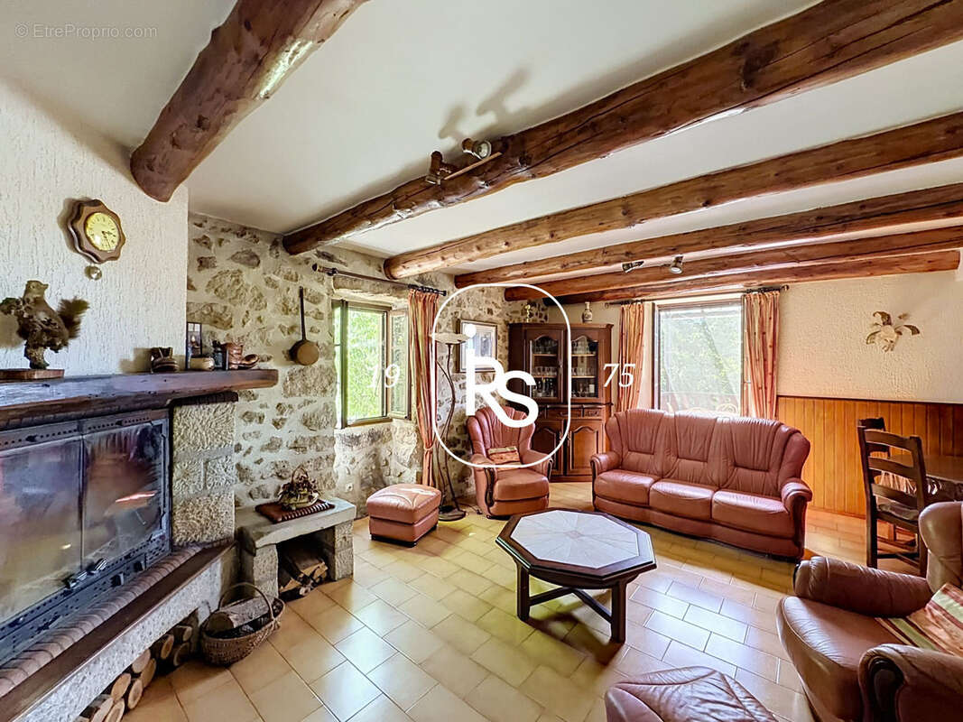 Une maison en pierre de 221 m2 avec 1,83 ha de terrain arboré, une piscine et un accès privé à la rivière. - photo 7