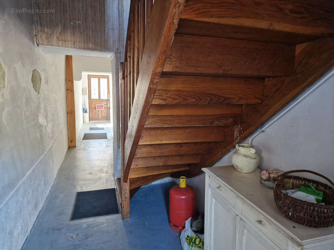 AUTUN - idéal investisseur - immeuble composé de 3 appartements, avec dépendances et cour - photo 11
